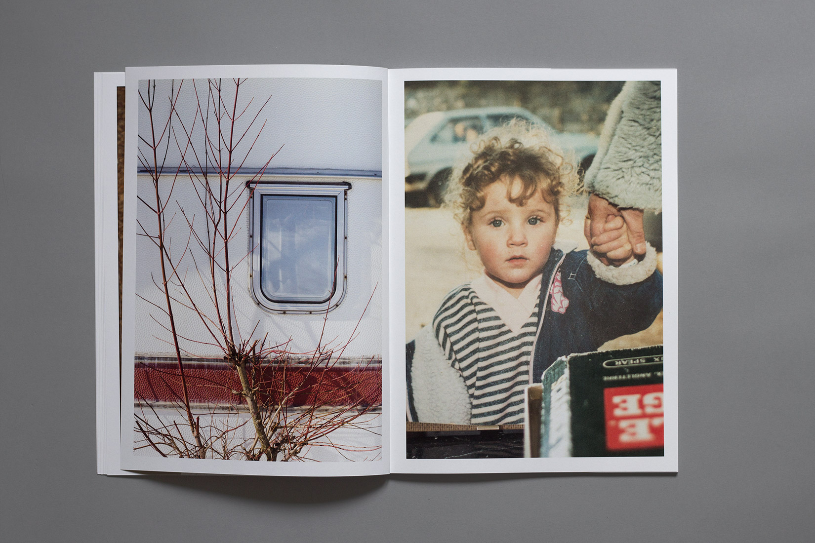 Les Brenets - Camping, fenêtre de caravane, arbre, Portrait de jeune fille tenant la main, livre, photographie