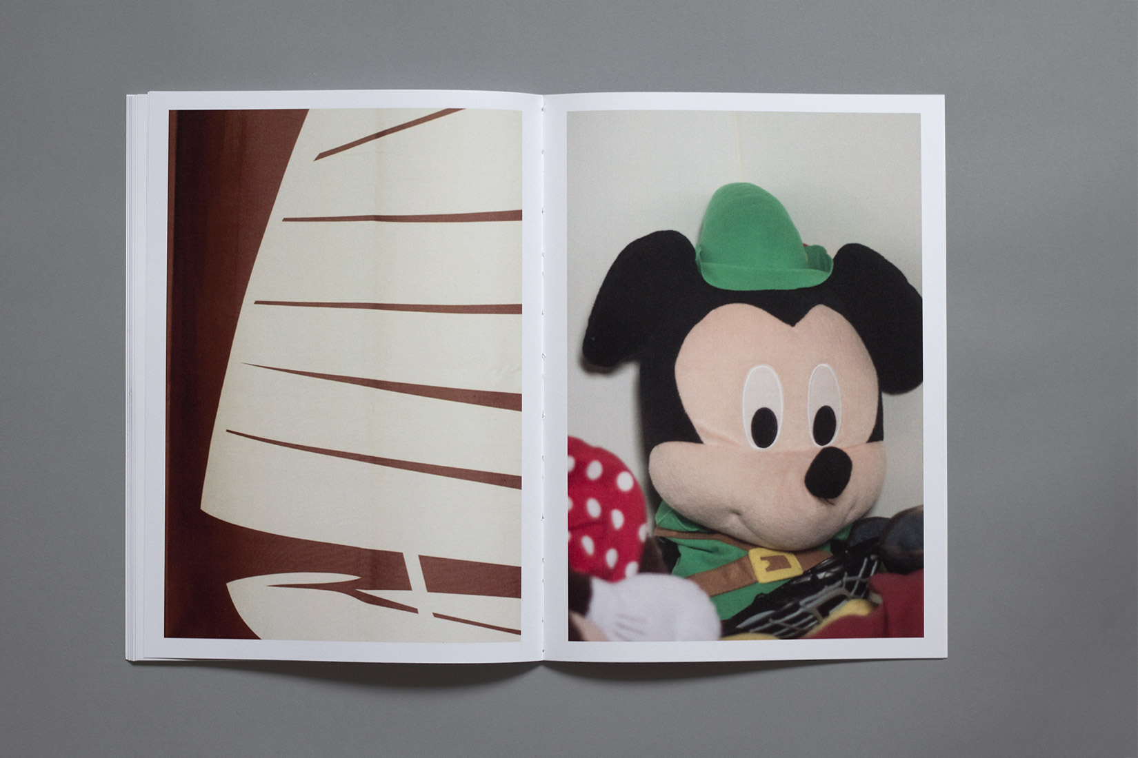 Les Brenets - Camping, chambre d'enfant, Mickey Mouse, livre, photographie