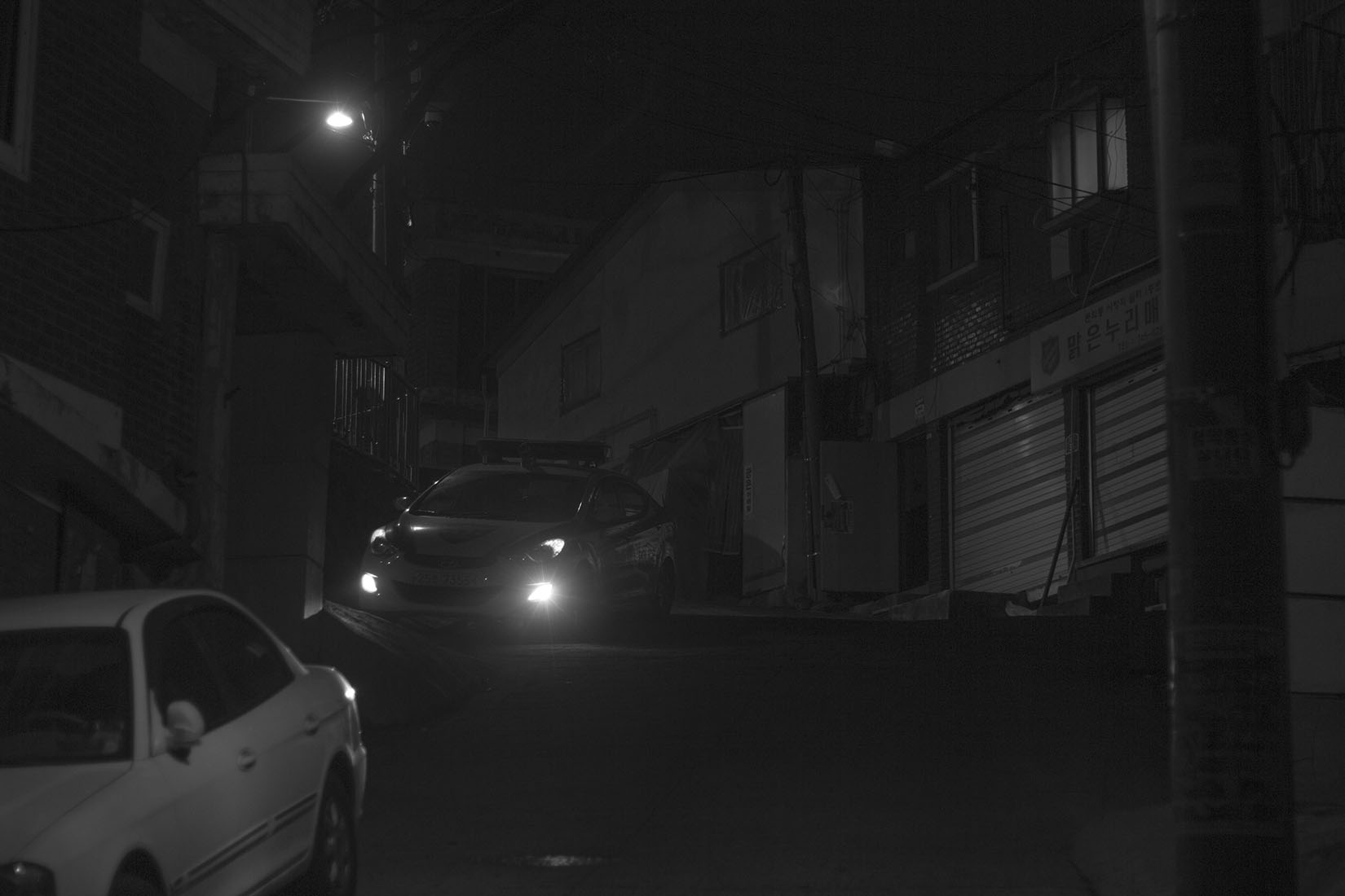 Voiture de police dans la nuit, Corée du sud, Séoul, phares