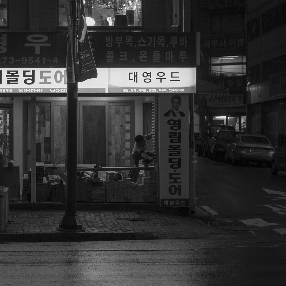 Rue, Corée du Sud, Séoul, homme accroupi