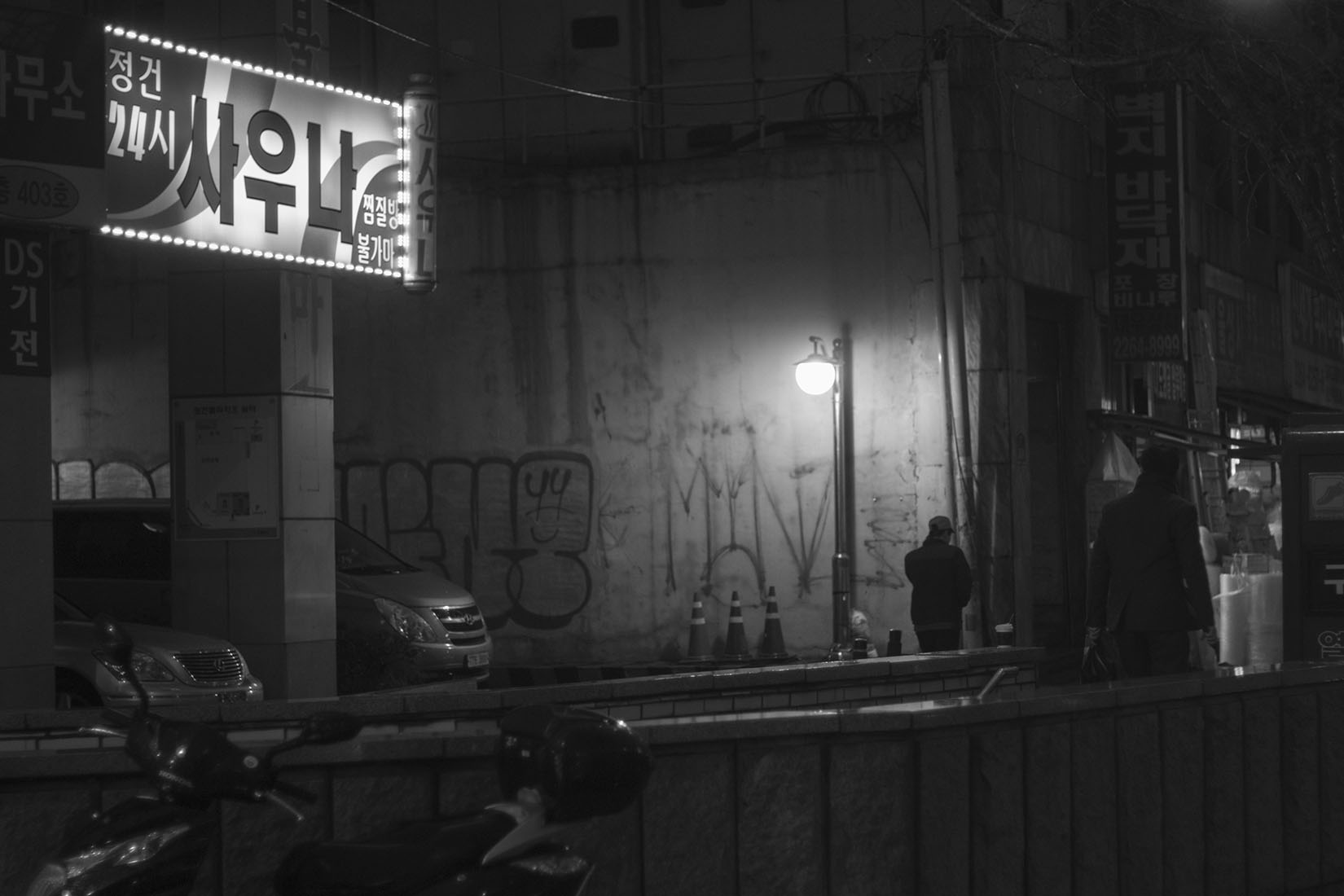Corée du sud, rue, graffiti, homme marchant, enseigne lumineuse, contraste, noir blanc
