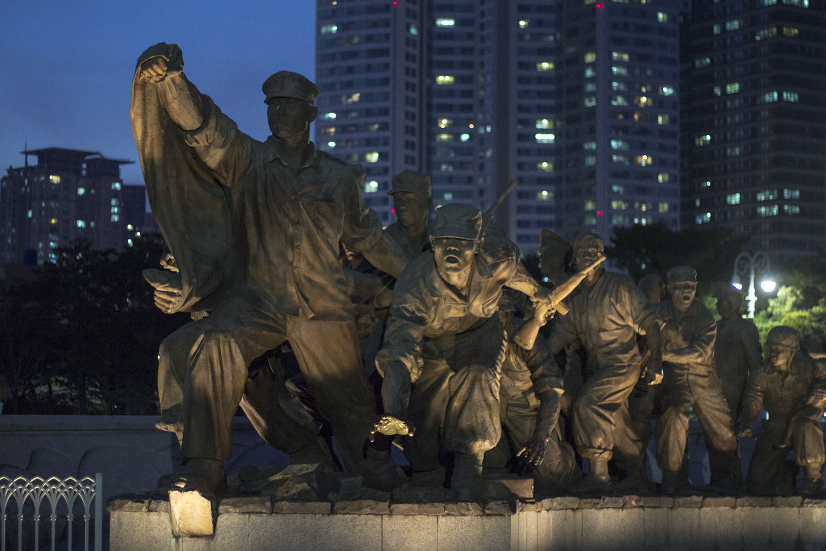 Séoul, Statue en bronze, soldats Sud Coréens, drapeau, nuit, immeubles, guerre