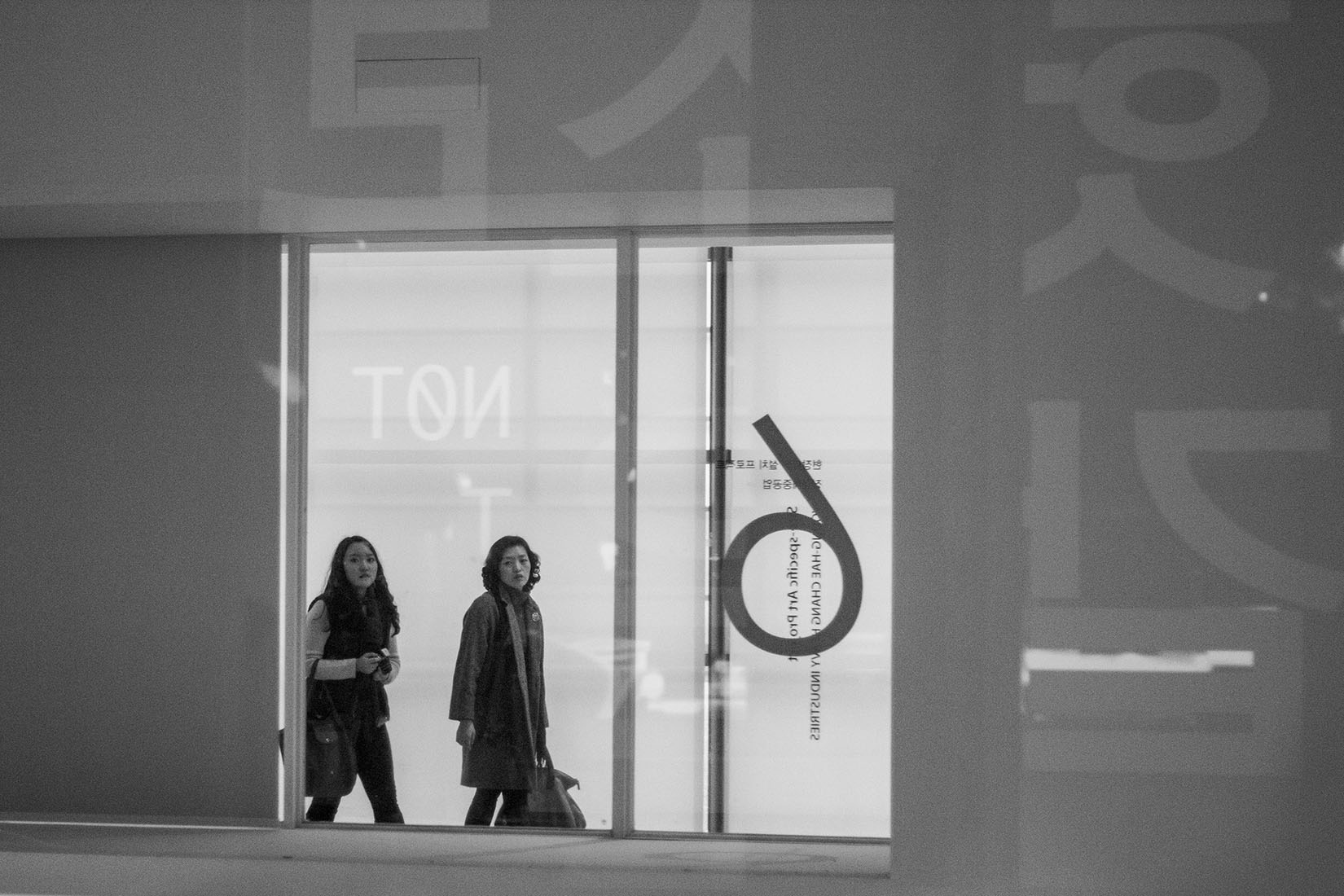 Jeunes femmes, reflets typographiques, projection de caractères, National Museum of Modern and Contemporary Art, Séoul, Young-Hae Chang Heavy Industries