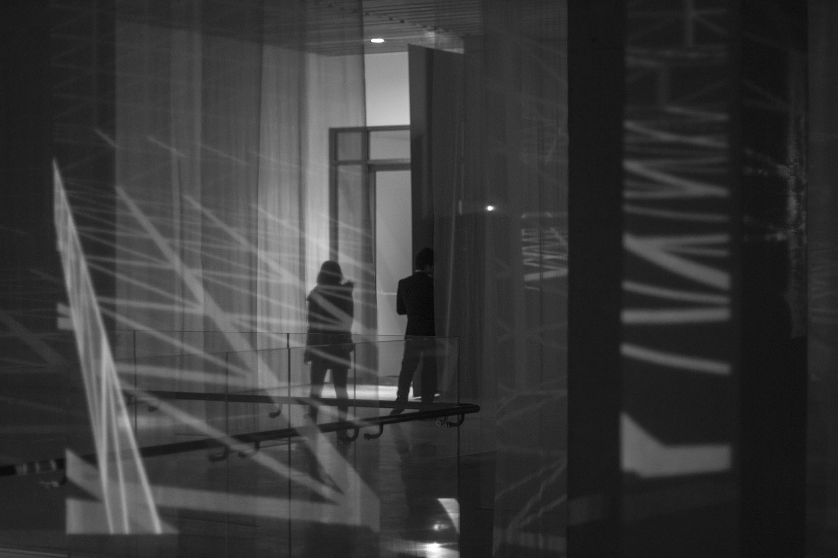 Silhouette de jeune femme, projection dans l'espace, lignes, 3d, ombres et lumières, architecture, musée, photographie