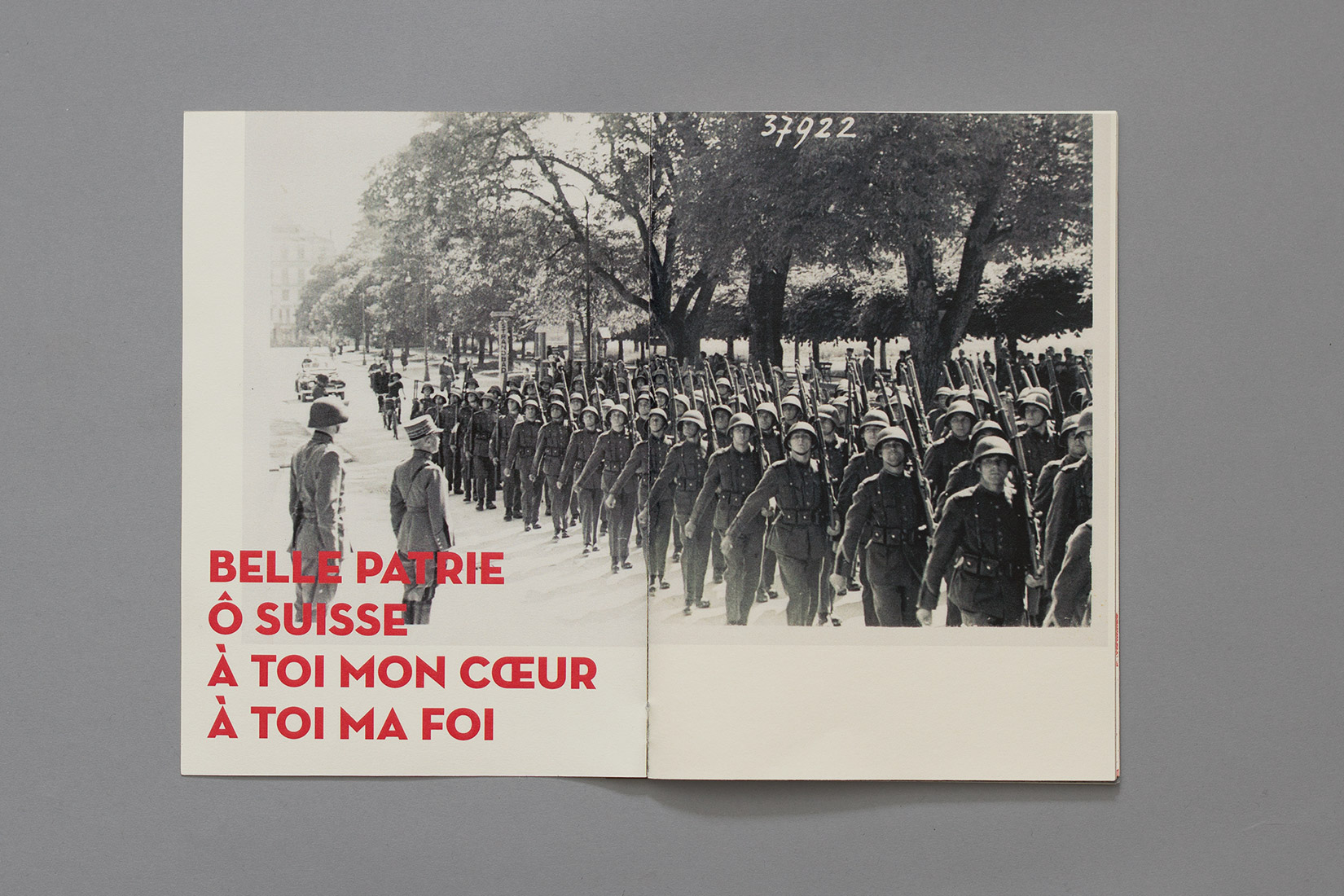 Soldats suisses, défilé militaire, carte postale, Neutra, Belle patrie, ô Suisse, à toi mon coeur, à toi ma foi