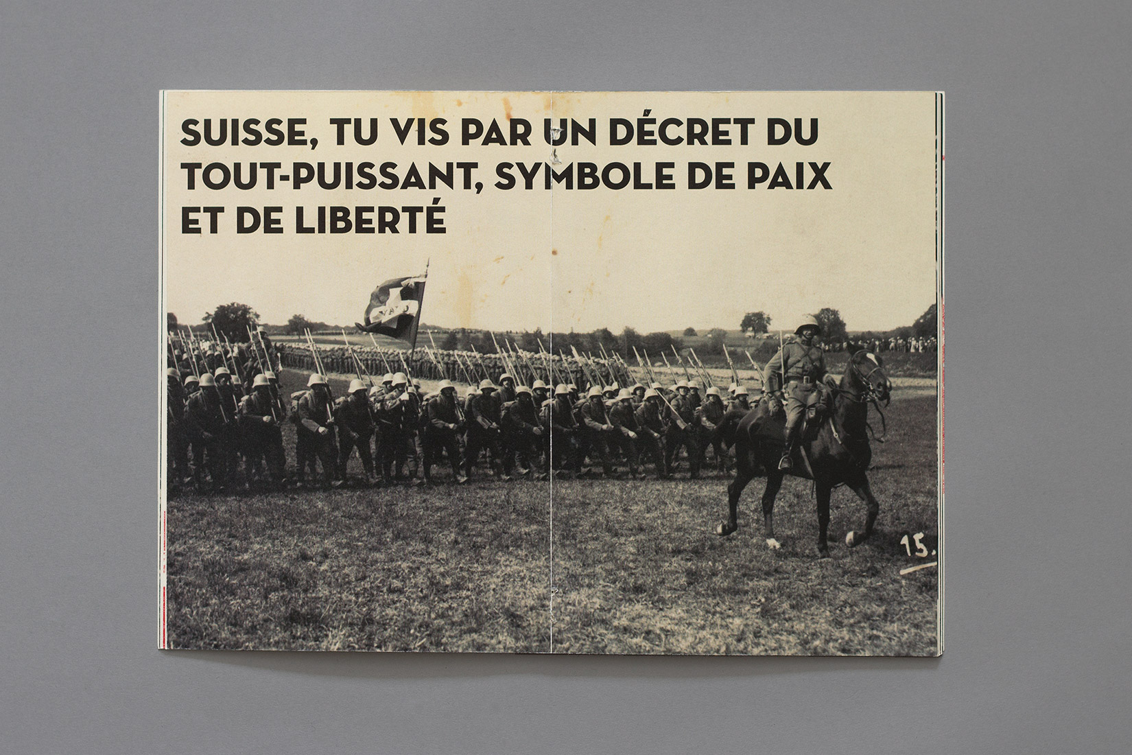 Carte postale suisse, armée, cheval, drapeau suisse, champ de bataille, Suisse, tu vis par un décret du tout-puissant, symbole de paix et de liberté