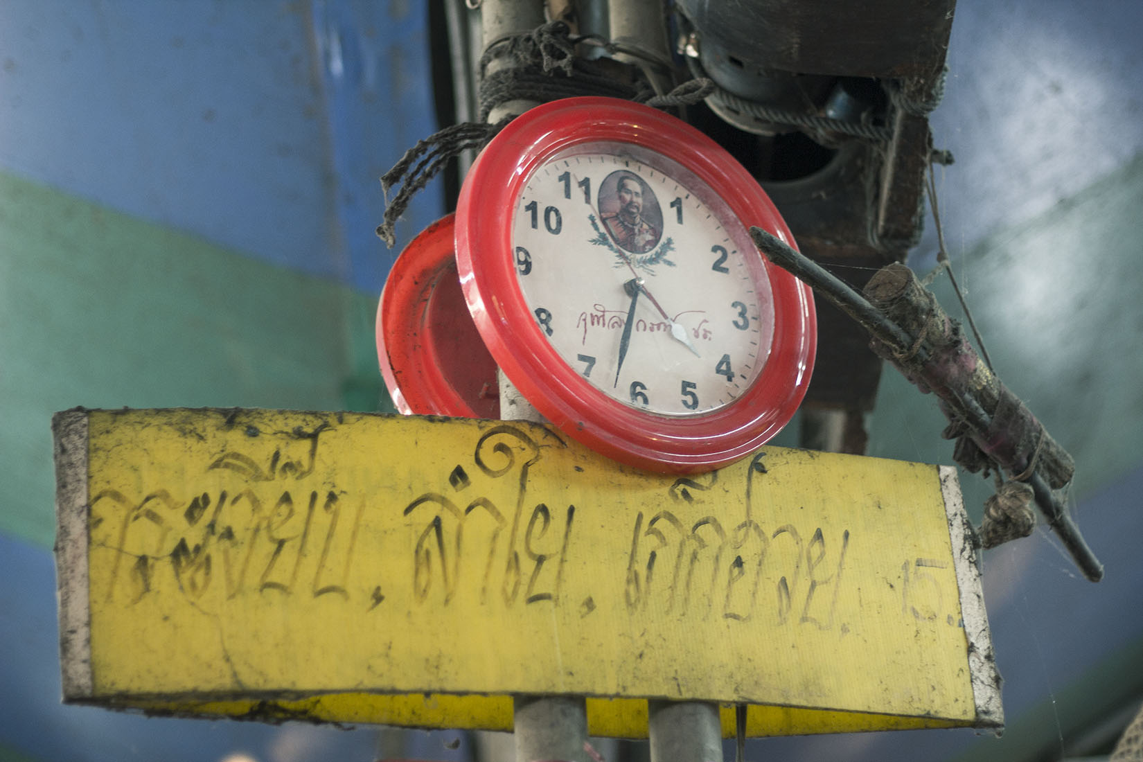 Chatuchak Weekend Market, horloge en plastique, inscription thaï, Bangkok