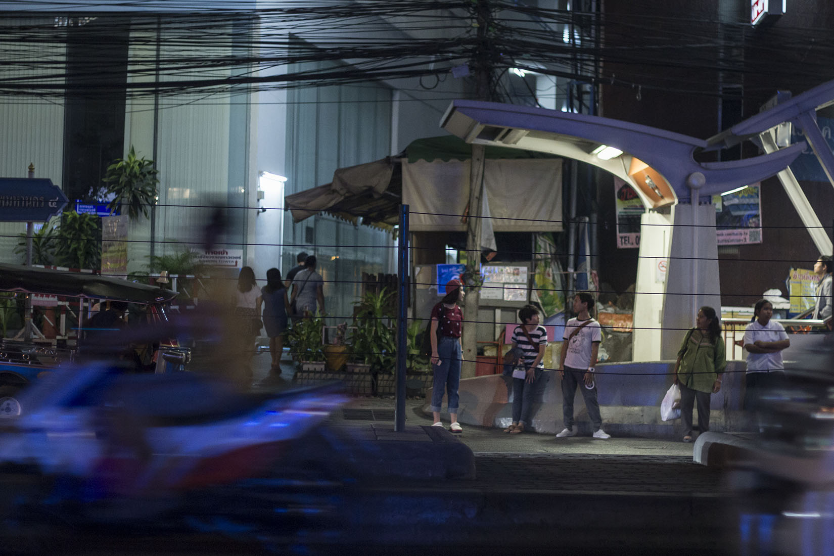 Scène de rue de nuit, arrêt de bus, attente, Bangkok, Sukhumvit
