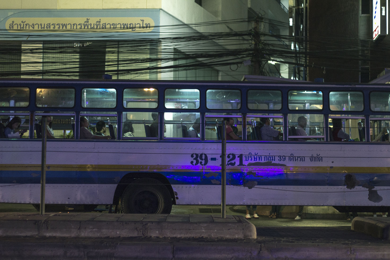 Sukhumvit, bus de nuit, passagers, scène de rue