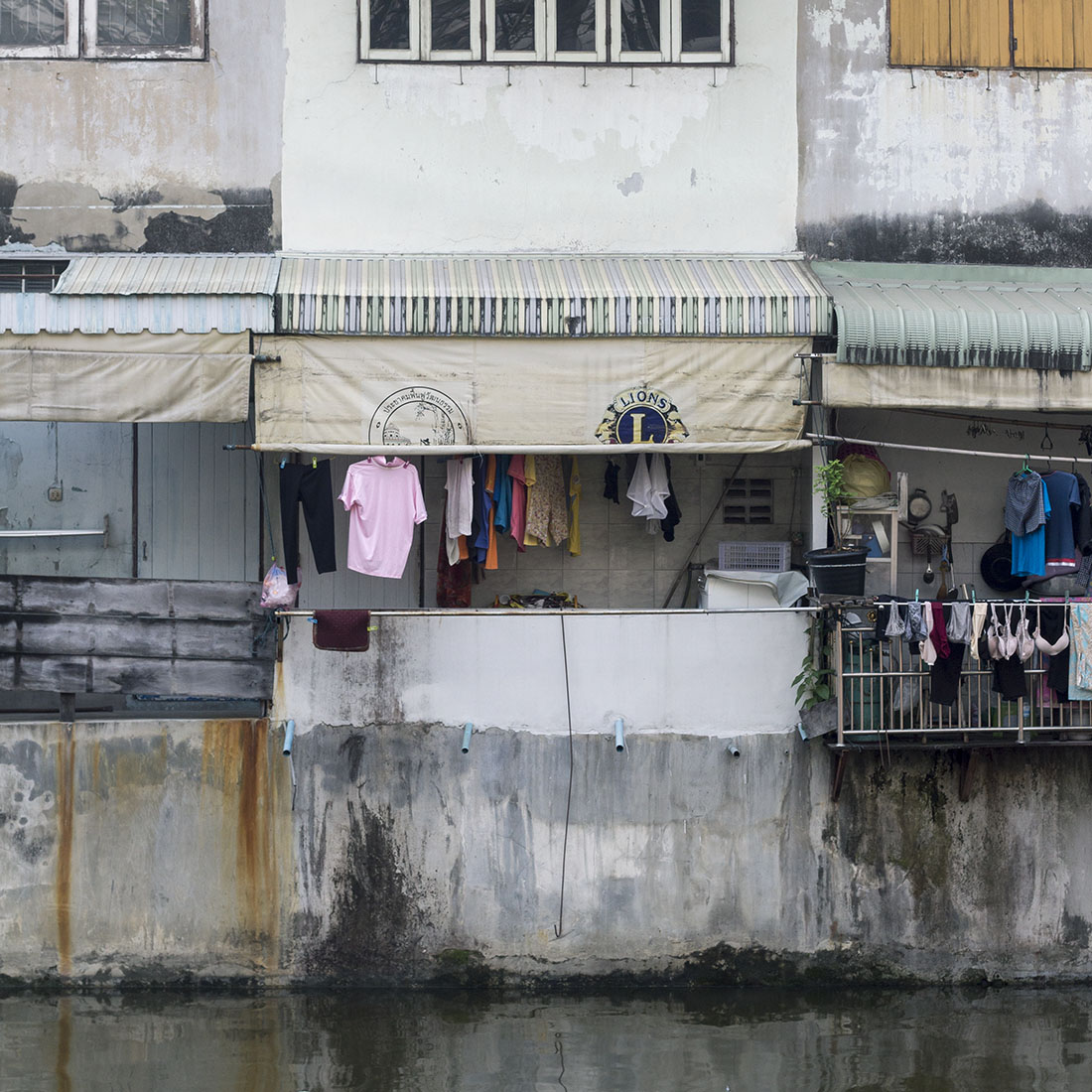 Rivière, balcons, murs décrépits, linge suspendu, Phadung Krung Kasem, Bangkok