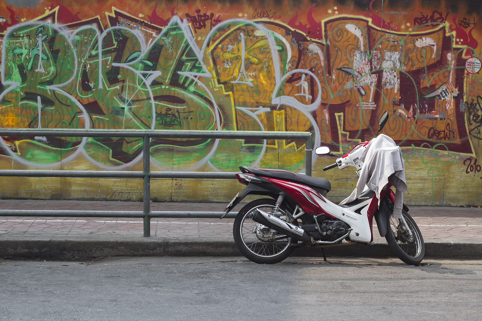 khao san road, graffiti, scooter, rue, Bangkok, photographie