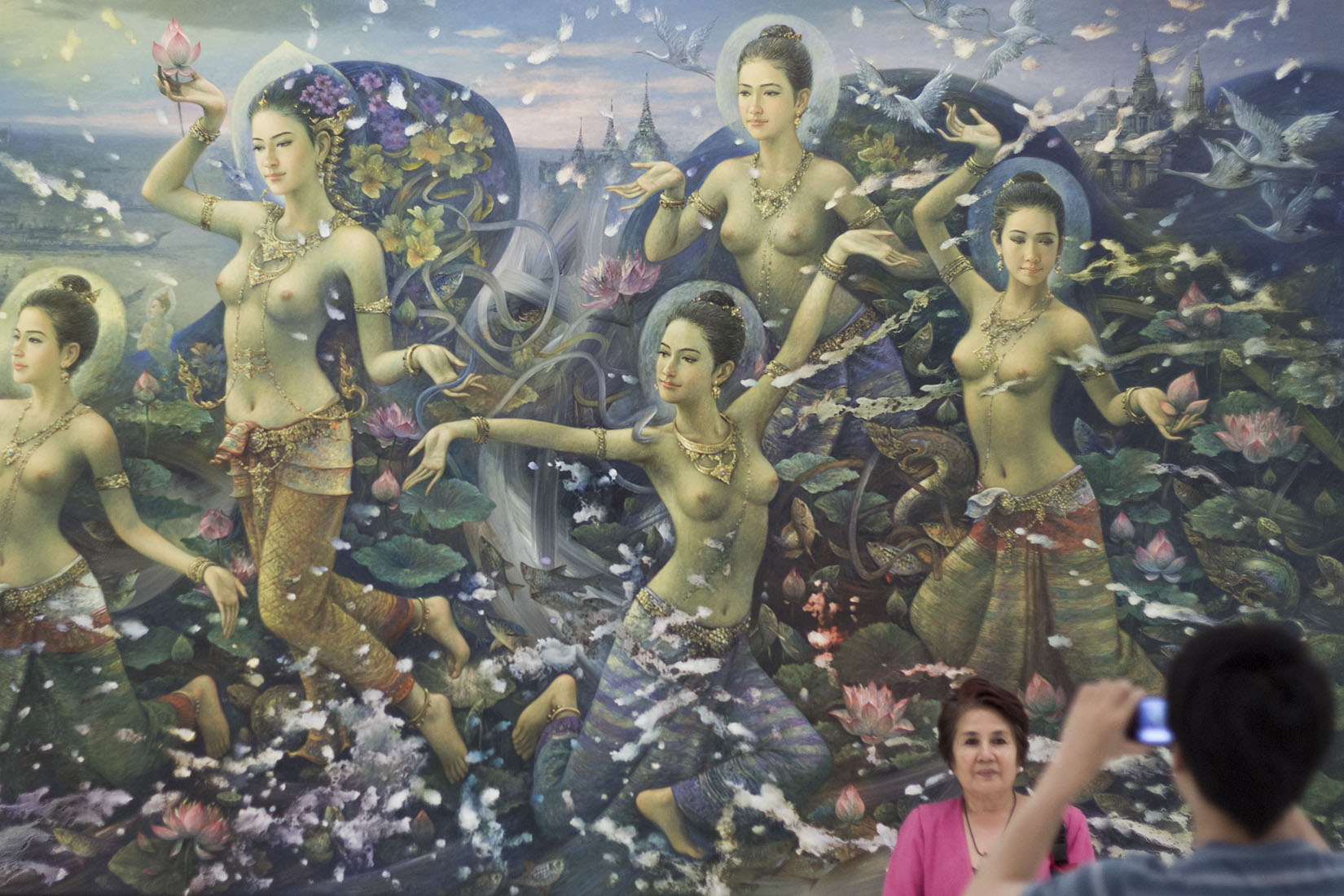 Sompop Budtarad, Chao Praya River 2, peinture, jeunes femmes, érotisme, spiritualité, croyance, Thaïlande, MOCA Bangkok