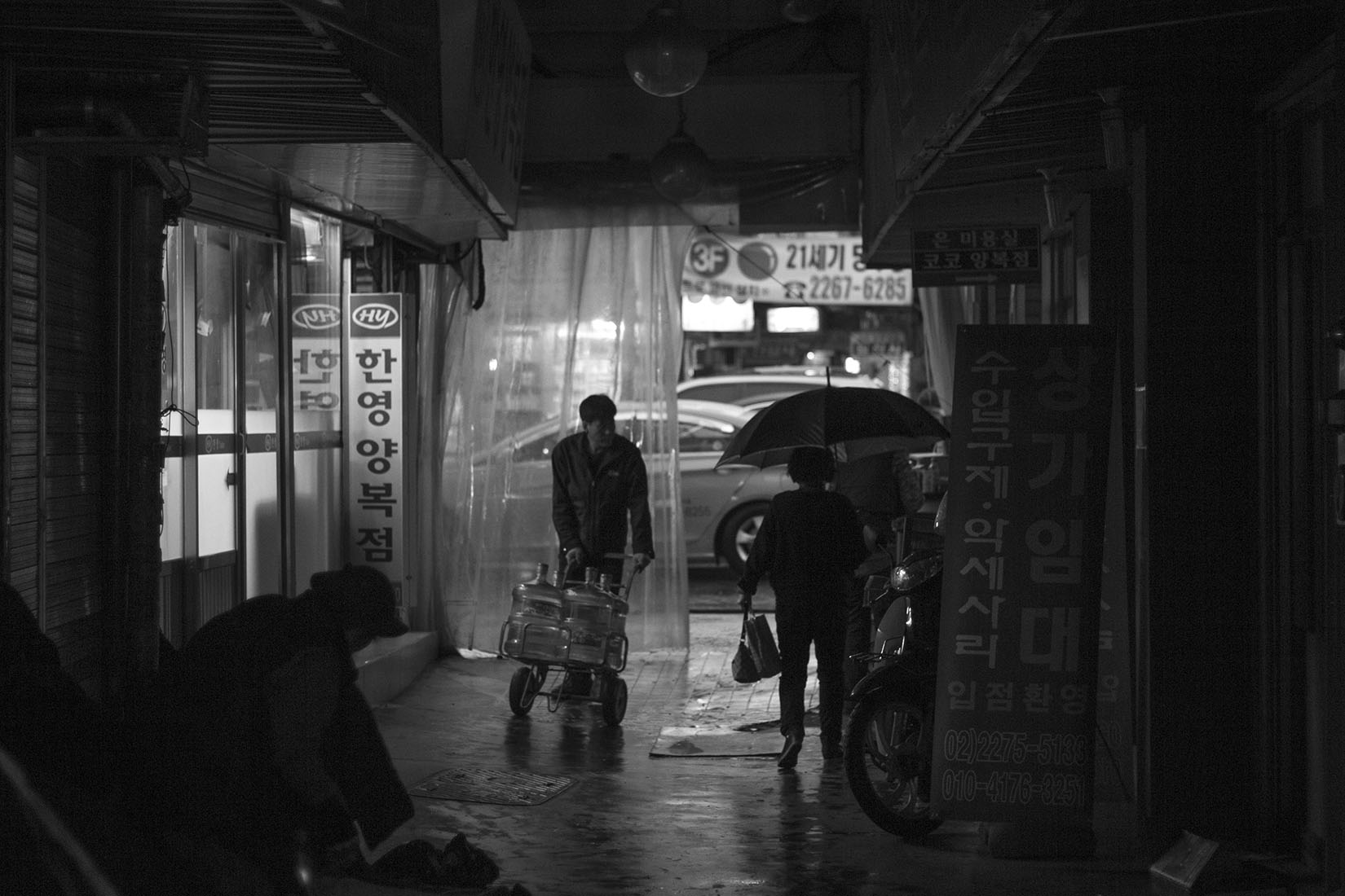 Marché de Dongdaemun, Séoul, nuit, silhouettes, parapluie, photographie noir blanc