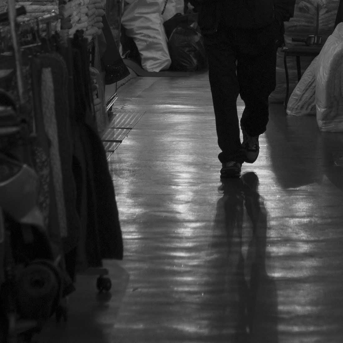 Séoul, Ombre et silhouette, contraste, homme marchant, nuit, noir et blanc