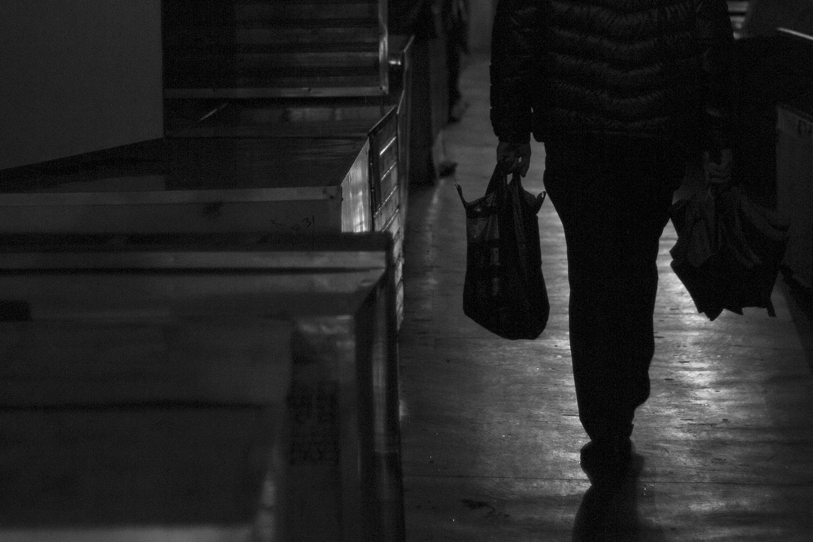 Silhouette, noir et blanc, sac de courses, nuit, contraste