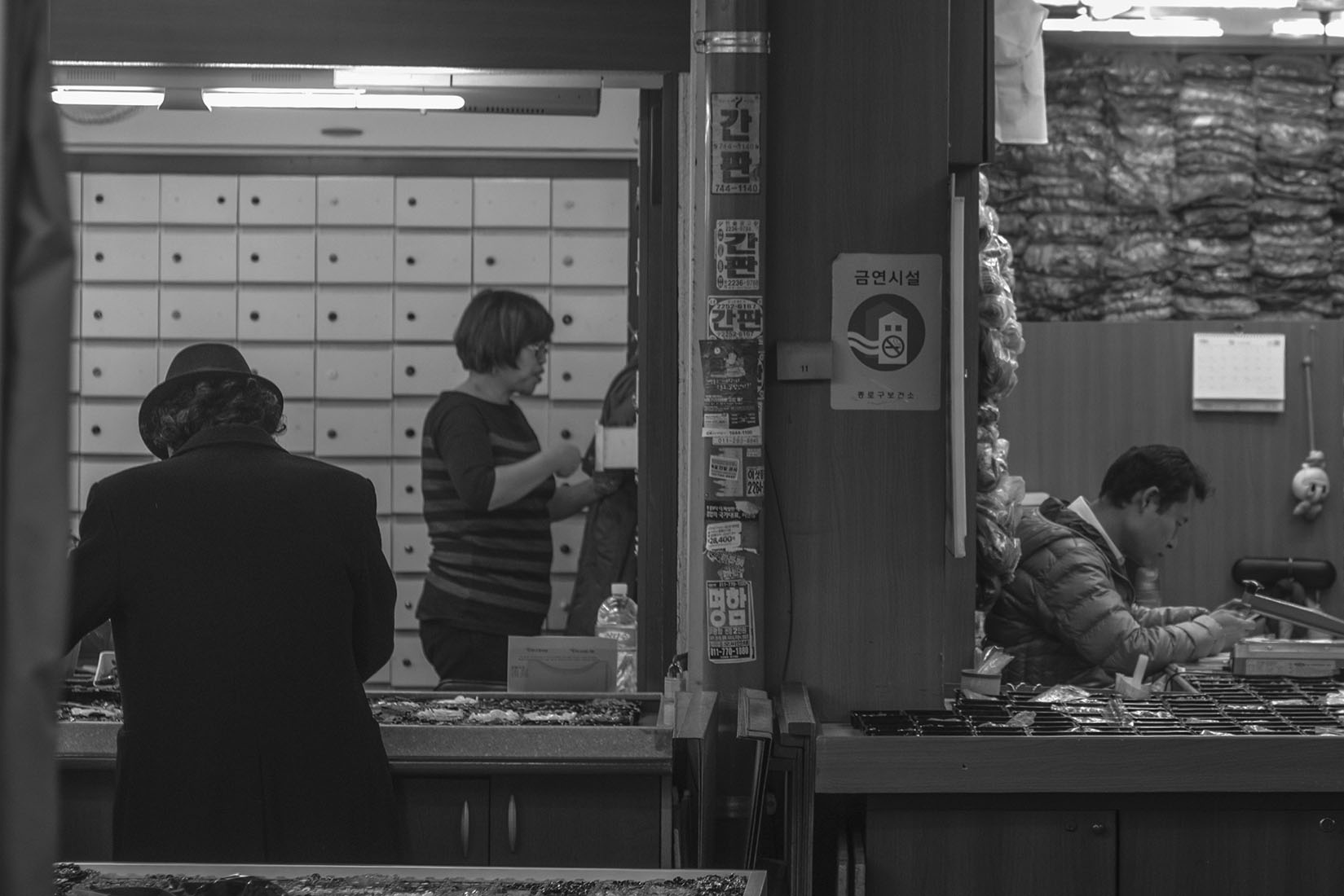Ambiance dans les boutiques, Dongdaemun night market, bureau, homme au chapeau, noir et blanc