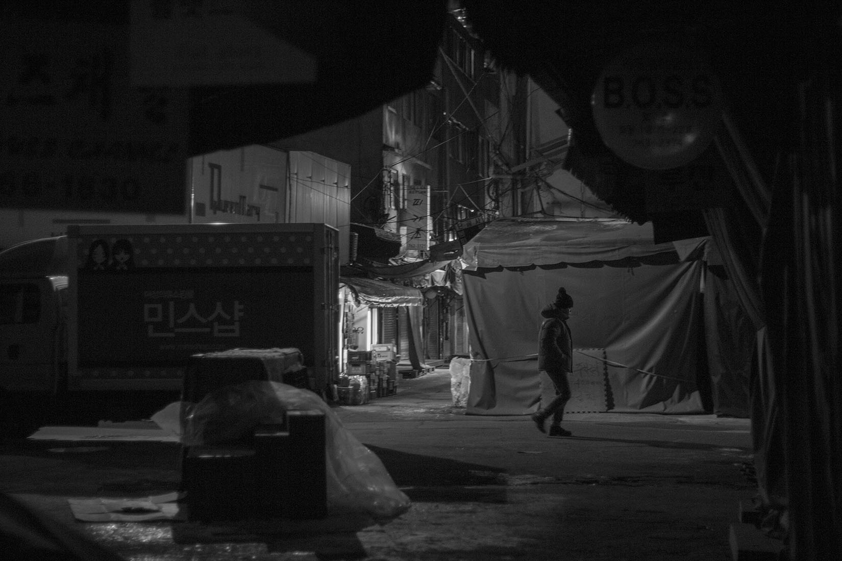 Silhouette d'homme marchant la nuit, marché coréen, Séoul, bonnet