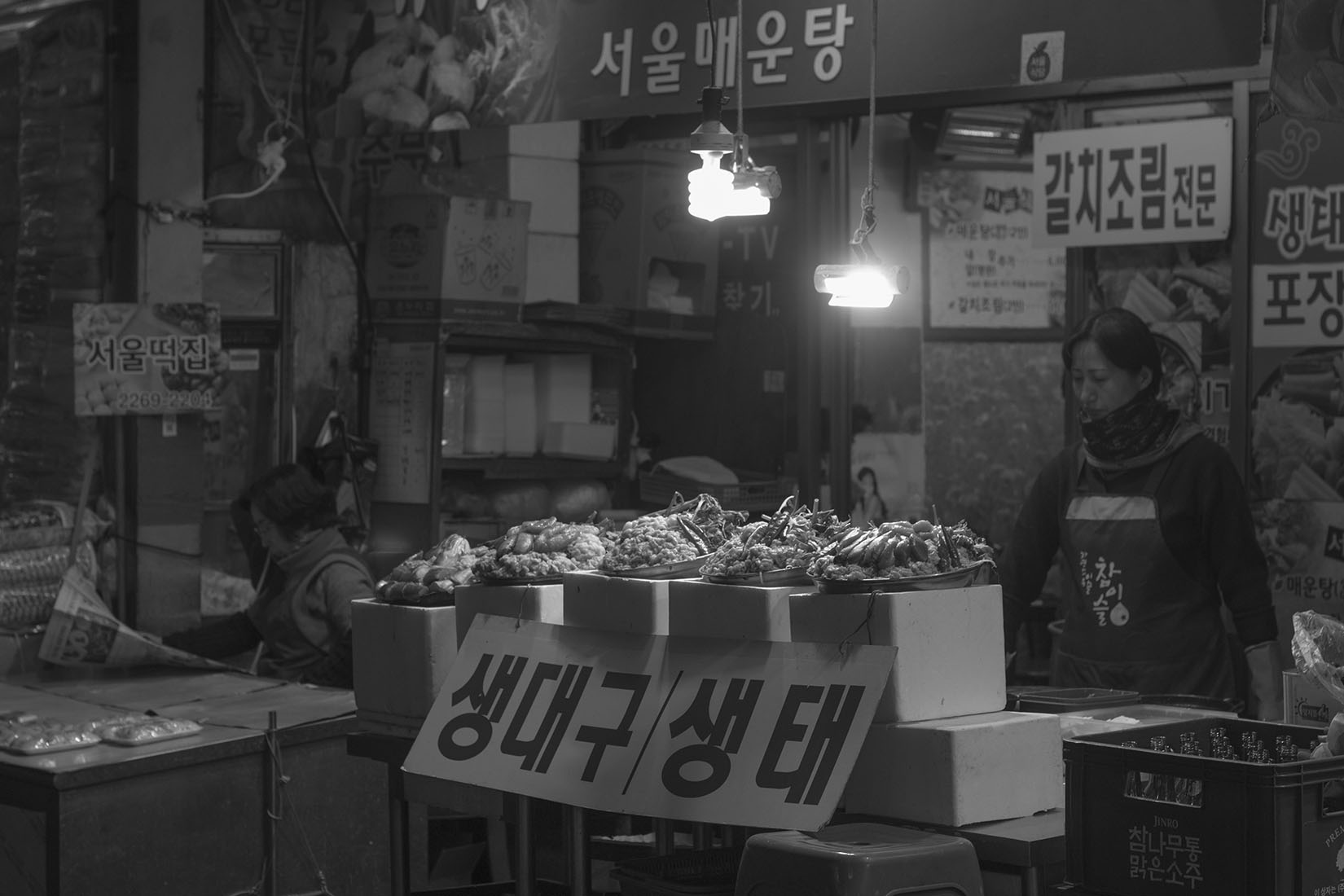 Séoul, marché de nuit, stand de nourriture, jeunes femmes