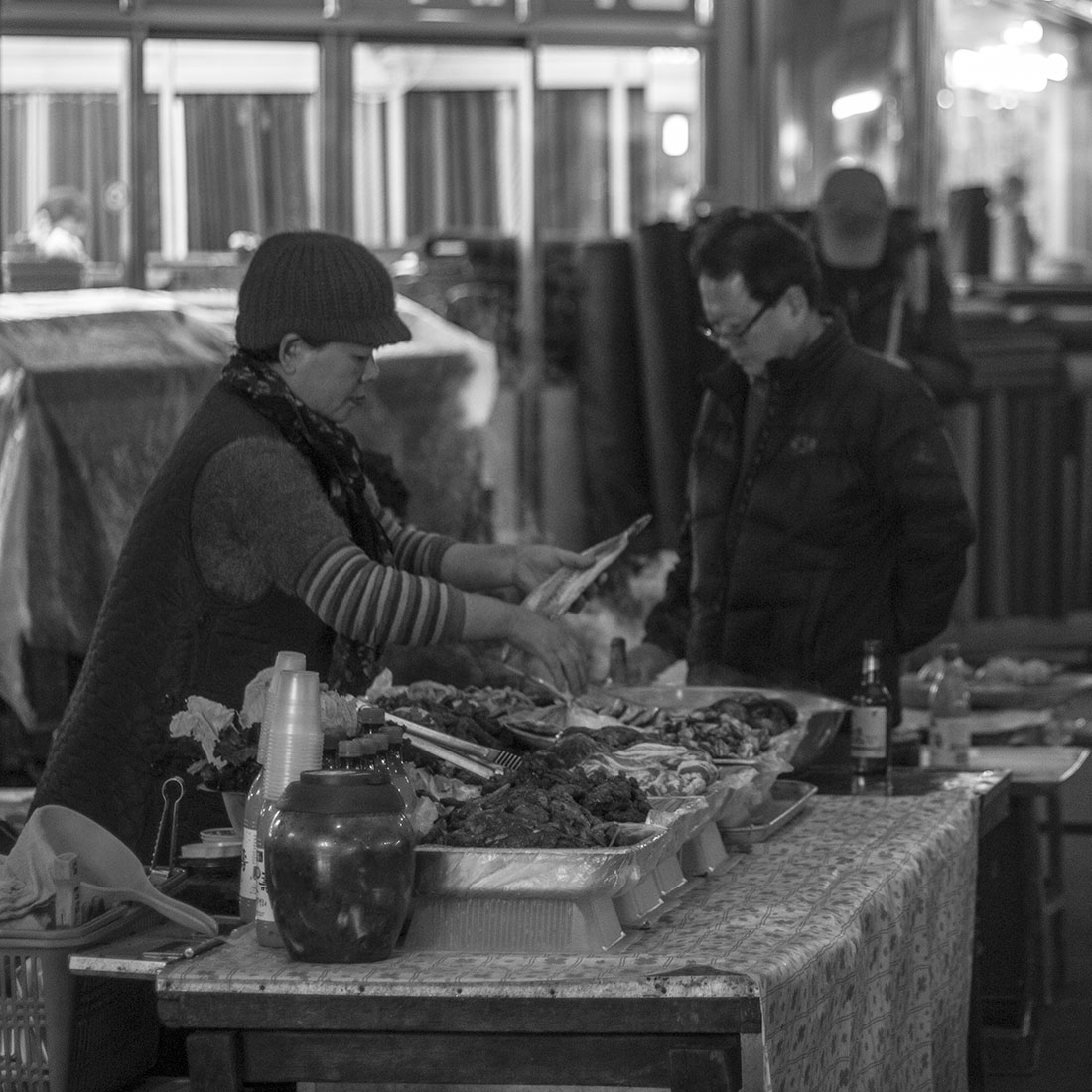 Femme préparant des plats, marché de nuit, Corée