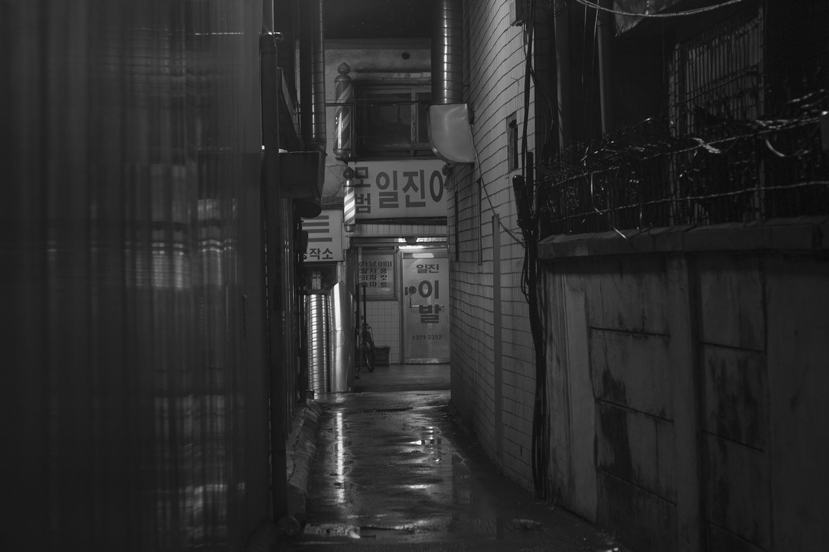Ruelle dans la nuit, Séoul, nuit pluvieuse, contraste, photographie noir blanc, coiffeur, 이발