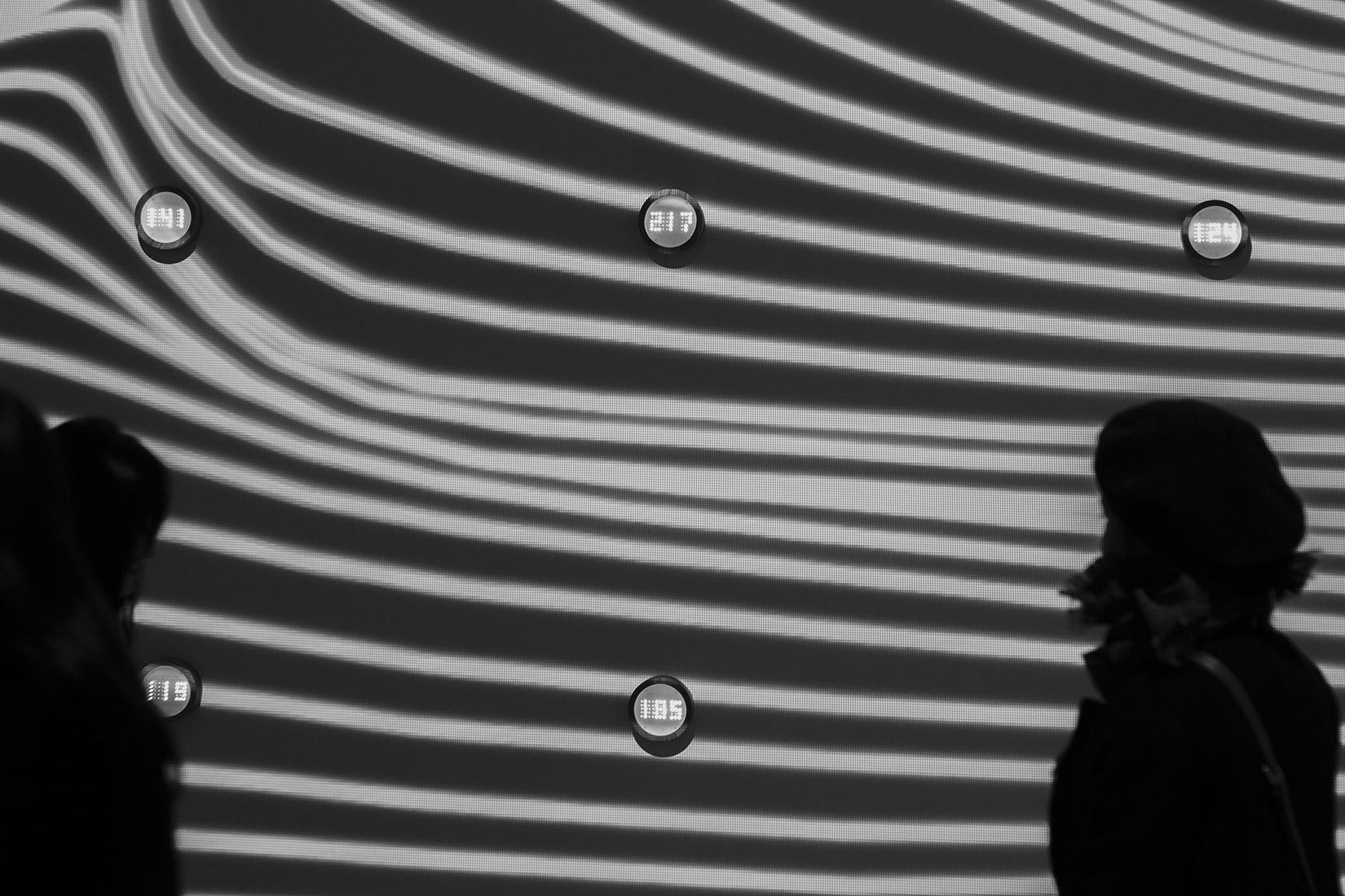 Yang Min-ha, Intervention, Misalignment, projection de lignes, artiste, silhouette, art interactif