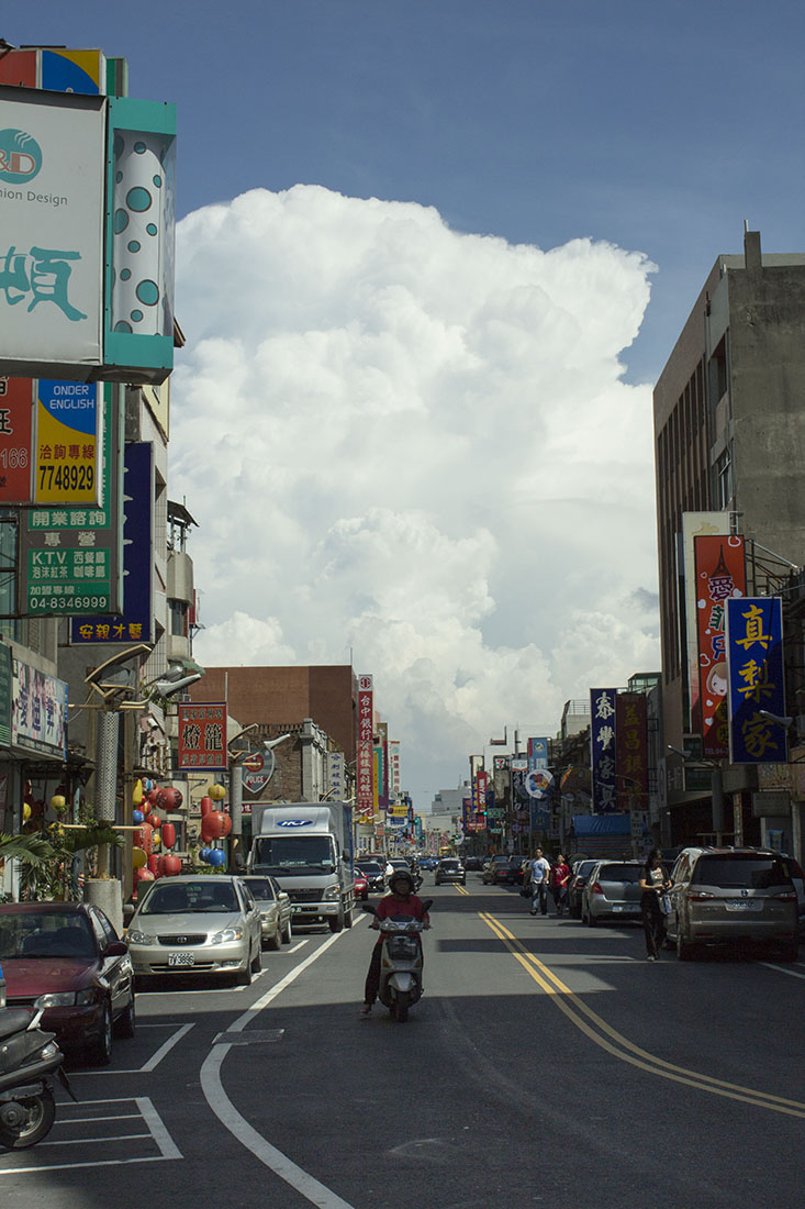 Taichung, travel, street, huge clouds