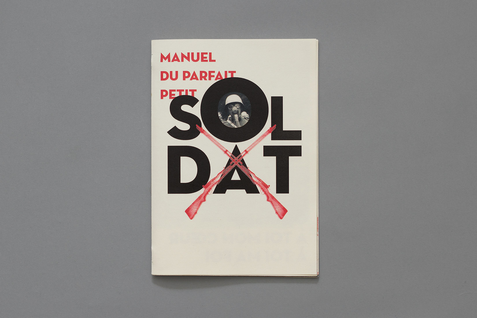 Manuel du parfait petit soldat, couverture, armée suisse, masque à gaz, fusils, Neutra, Neutraface, typographie